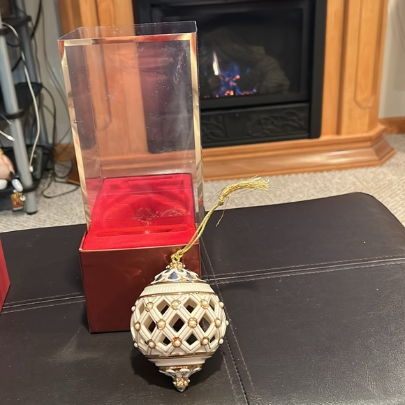 Lenox ornament named Florentine ball beautiful detail gold and pearls - Picture 2 of 4